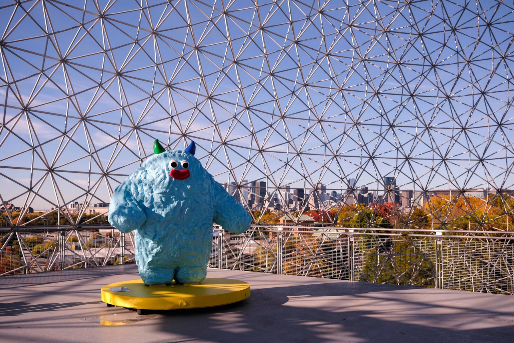 Anxiyeti, un doux yéti porteur de réconfort, sur le belvédère de la Biosphère
