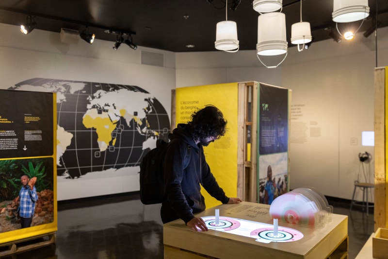 Exploration de l'exposition Chercher refuge et de ses installations interactives