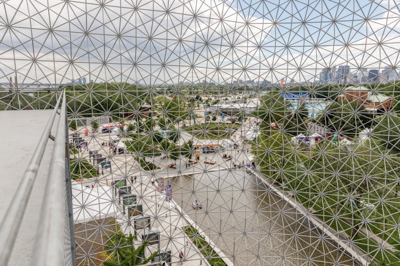 Une vue de la Ville de Montréal à travers le dôme de la Biosphère