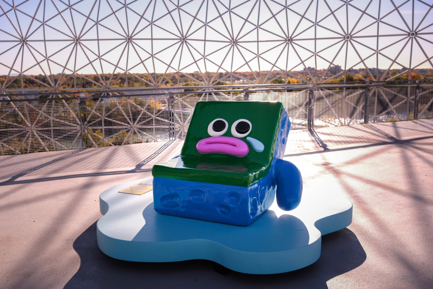 Sponji, une éponge émotionnelle à l'empathie débordante, sur le belvédère de la Biosphère