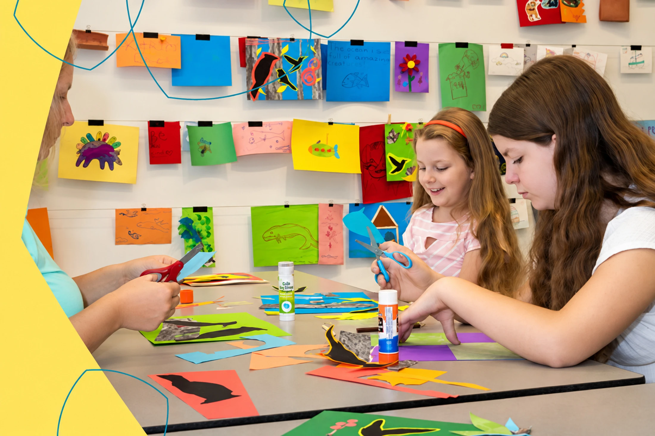 Des enfants découpent et collent du papier coloré pendant un atelier artistique.