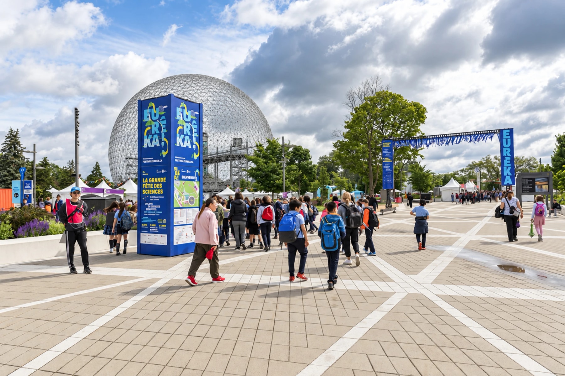 Des visiteurs entrent au festival scientifique Eurêka!, avec la Biosphère en arrière-plan.