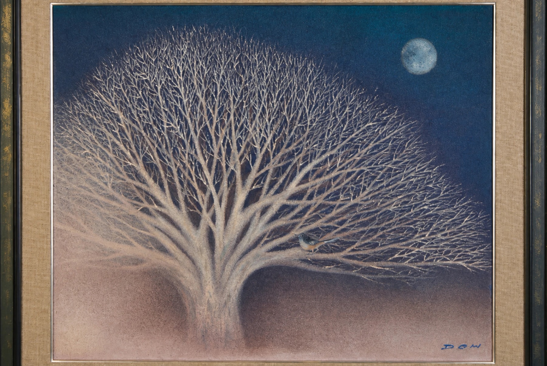 Œuvre représentant un arbre pâle aux nombreuses branches sous la lune sur un ciel bleu.
